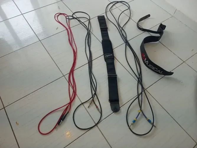 3 cabos de instrumentos de 5 m e 2 correias para guitarra, baixo
