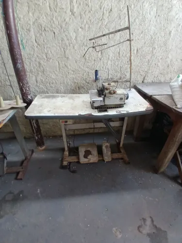 Vende se máquina de costura overloc yamata