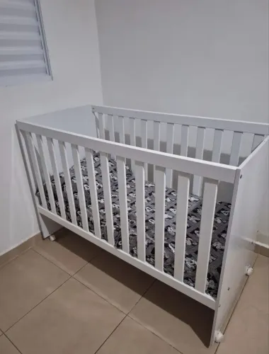 Berço de bebê com colchão