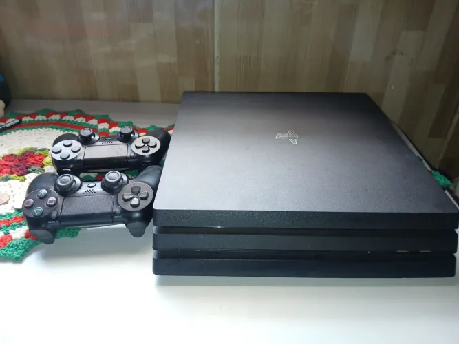 Ps4 pro de 1tb com dois controles