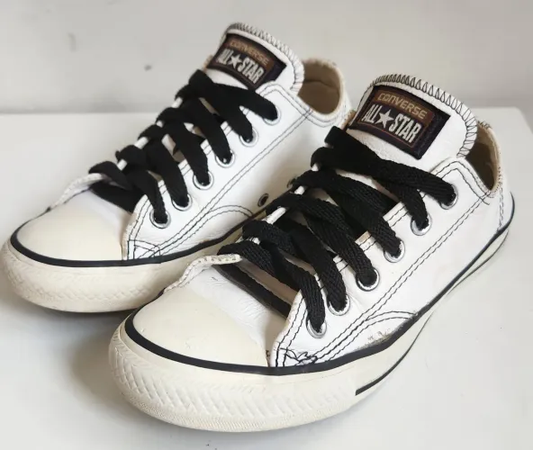 Converse All Star de Couro Branco Cano Baixo 36 Cadarço Preto - Clássico Original 