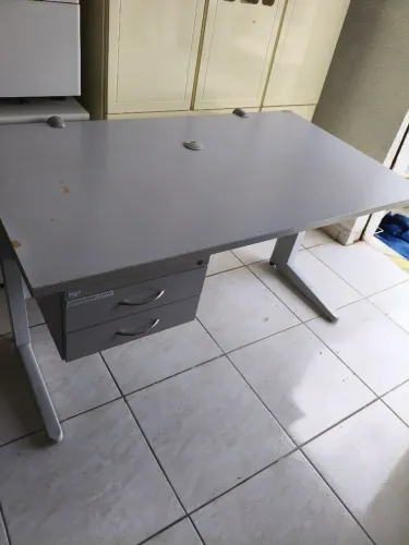 Mesa de escritório resistente 