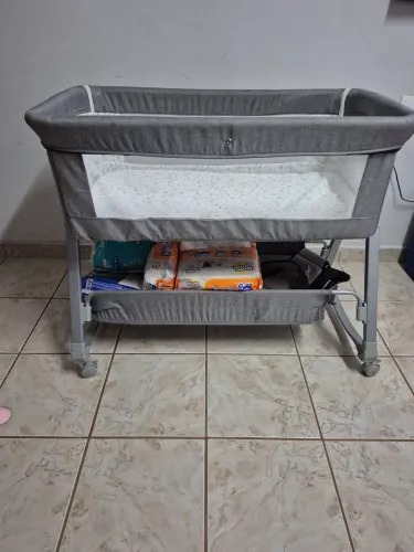 Berço Portátil Moisés Co-bed dobrável com abertura lateral com mosquiteiro