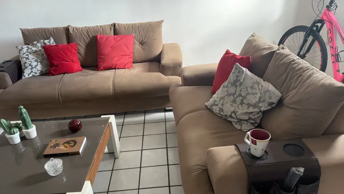 Vendo uma mesa e um conjunto de sofá