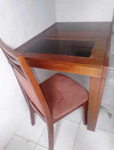Vendo essa mesa de madeira com 4 cadeiras cadeiras mas usa até 06 porque aumenta .