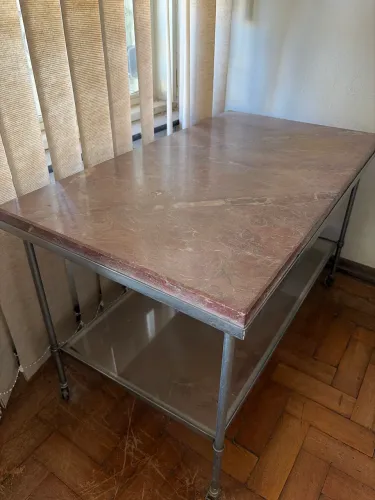 Mesa de centro com mármore e vidro