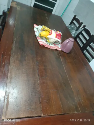 Mesa de madeira maciça