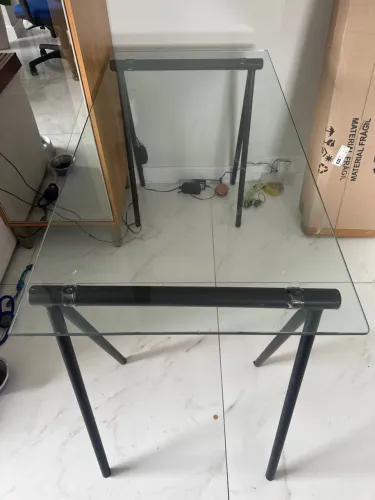 Escrivaninha com tampo de vidro