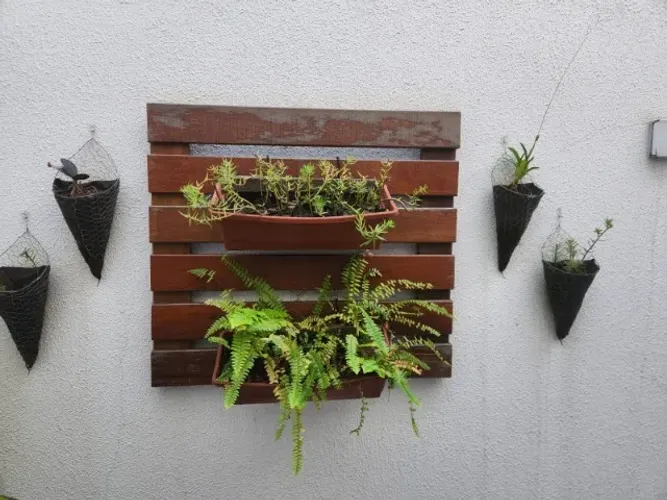 Suporte de parede de madeira para vaso de plantas.