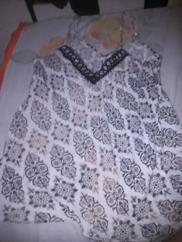 > Blusinha alcinha tamanho P, veste super bem, estampa exclusiva preto e branco, detalhe e