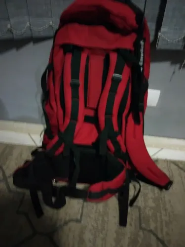 Vendedor mochila grande de prender nas costa
