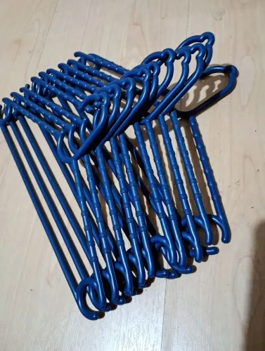 Lote 25 cabides infantis e um cesto de lixo 35 cm de altura