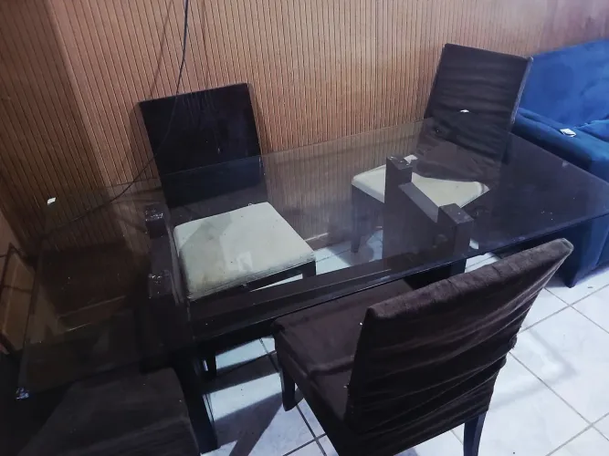 Mesa com 4 cadeira