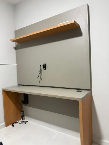 Mesa de escritório com painel