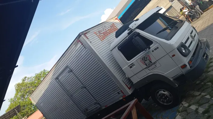 Caminhão baú 3×4 em perfeito estado