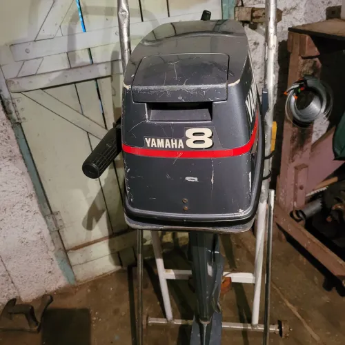 Motor popa Yamaha 8hp.