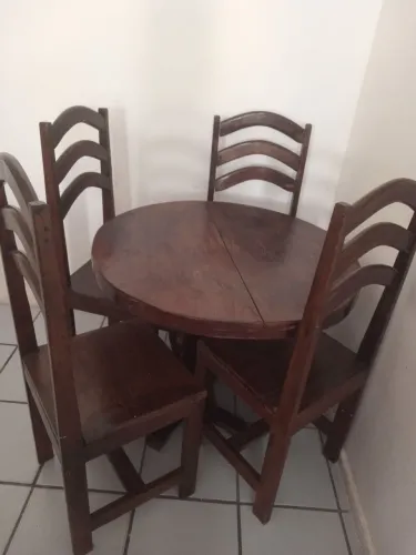 Mesa com 4 cadeiras de madeira rústica