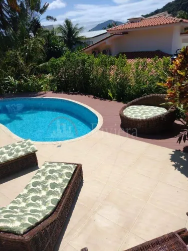 Casa a venda em Condomínio em Pauba recém reformada