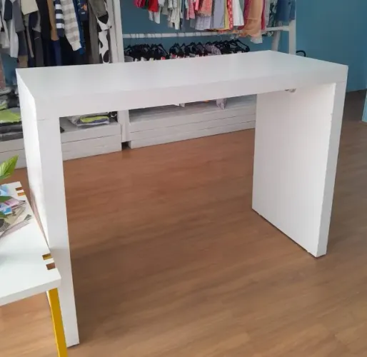 Balcão central com cabideiro 1,20x0,89x0,50 branco 