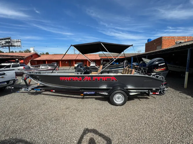 Lancha Apache 19.5 RioNáutica 9 lugares Motor 150 VMax Yamaha Tela (Carreta Angola)