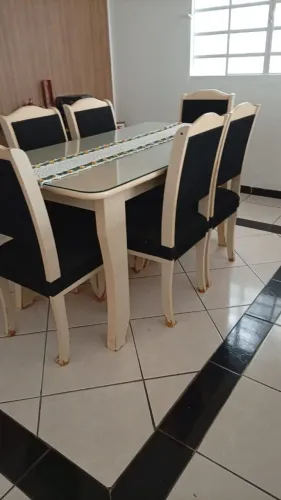 VENDO MESA COM TAMPA DE VIDRO E 6 CADEIRAS SO 300,00