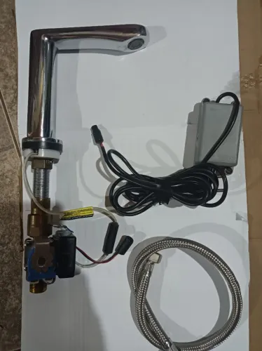 Torneira DOCOL automática com sensor e luz azul 