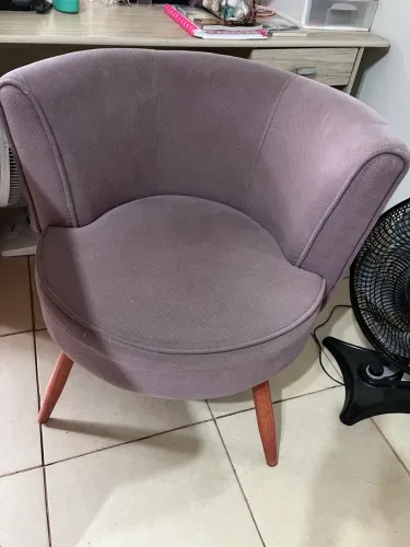 Poltrona pés de madeira , tecido roxo (desbotado)