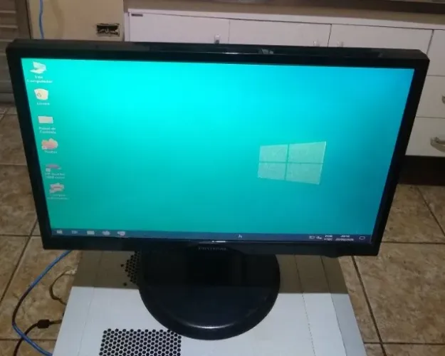 Monitor LG Flatron 22" L220WT funciona, mas desliga sozinho