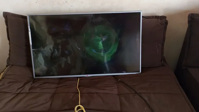 Tv LG 43 tela quebrada meu filho acertou a vassoura ela liga só no ZAP * parcelo