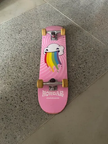 Skate feminino + capacete em bom estado 