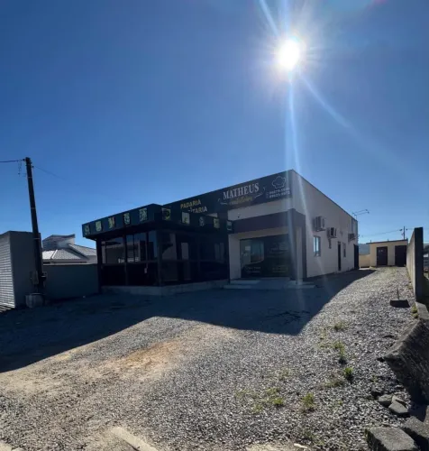Vende-se imóvel com ótima localização, pronto para comércio 