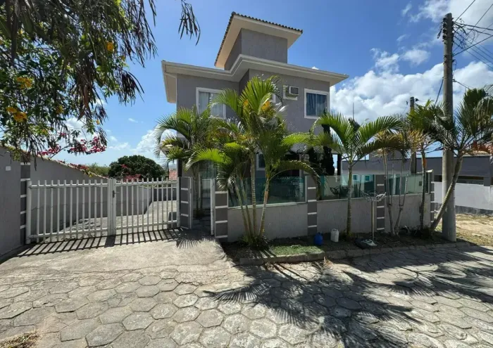 CASA À VENDA - CONDOMÍNIO DOS PÁSSAROS CABO FRIO - O Condomínio disponibiliza lazer e segu