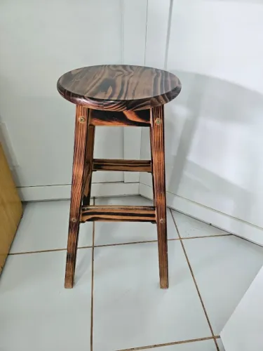 Banqueta Alta de Madeira Estilo Rústico - Recém Envernizada