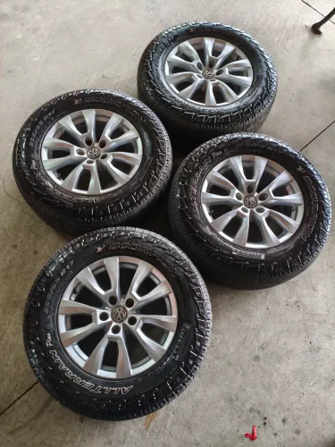 Rodas aro 17 VW Amarok originais com pneus