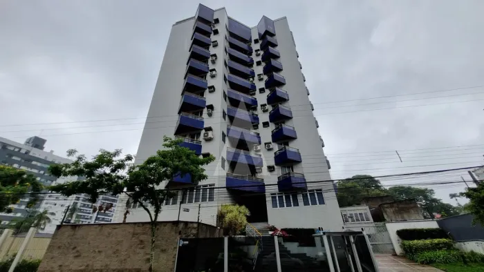 Apartamento com 3 quartos sendo 1 suíte, sacada e 1 vaga de garagem no Bairro Atiradores.