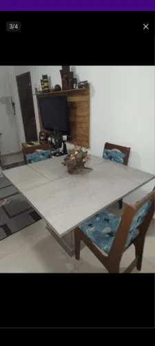 Vende -se mesa com cadeiras