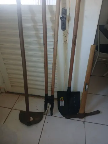 Vendo enchada , pá , picareta , cavador