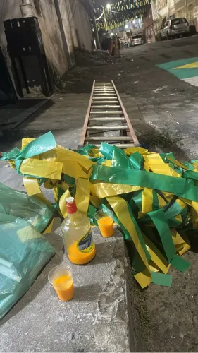 Bandeirola verde e amarela plástica.