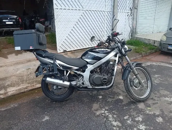 GS 500 2004 com modificações para Dual Sport