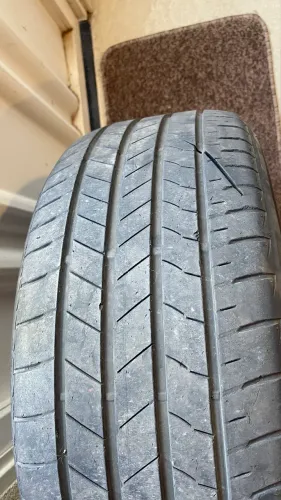 2 Pneus Bridgestone, Aro 17, 215/50 Estado de NOVO