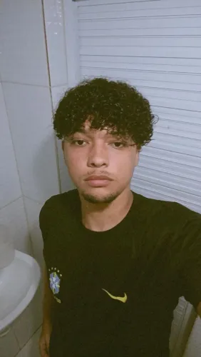 Emanuel Ferreira Soares, 21 anos, Habilitado Categorias A e B.