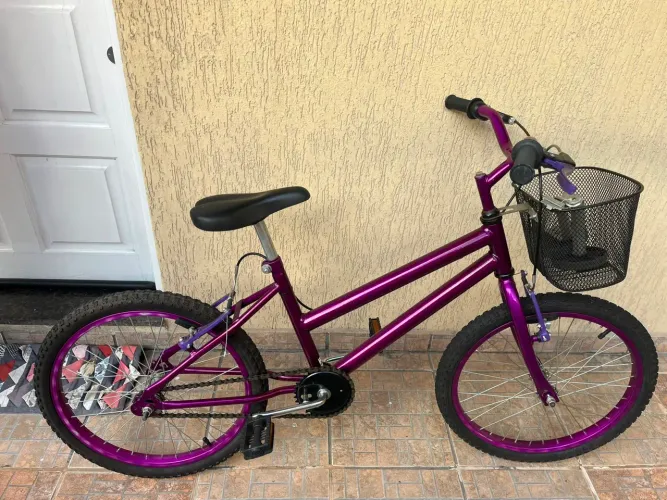Bicicleta roxa metalizada infantil acompanha rodinha aro 20
