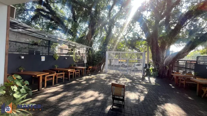 Vendo prédio comercial com 01 loja e 02 apartamentos. Excelente para investiment