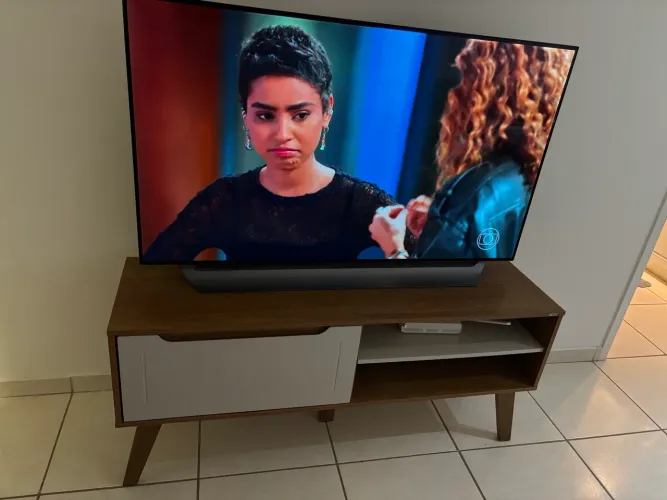 E do Rack semi novo usado apenas 1 mês amadeirado e branco