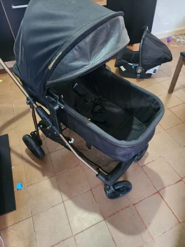Carrinho galzerano com bebê conforto