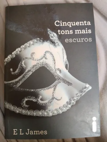 Livro cinquenta tons mais escuros