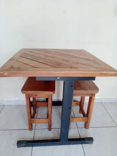 Vendo mesa madeira com dois bancos 170,00