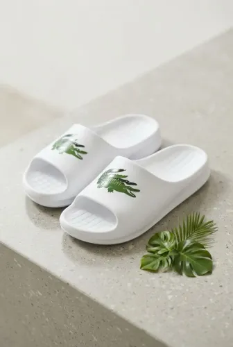 Chinelo slide Lacoste.