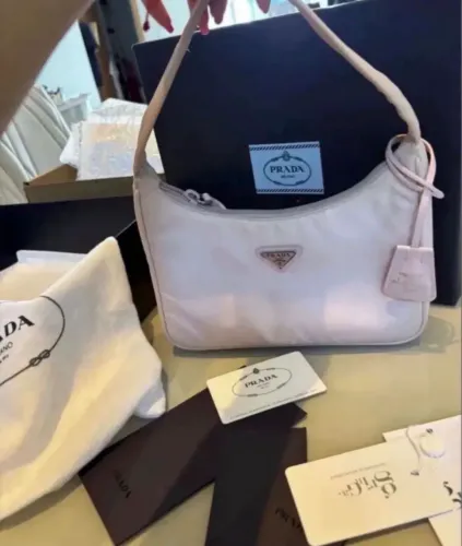 Bolsa Prada Re-edition rosa bebê em nylon