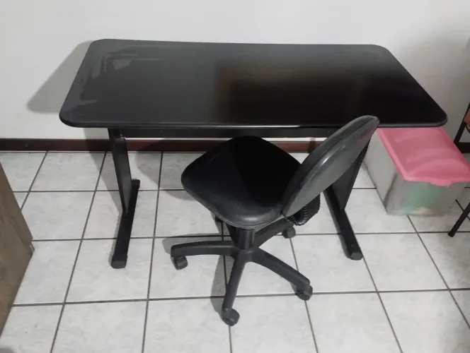 Vendo escrivaninha e cadeira